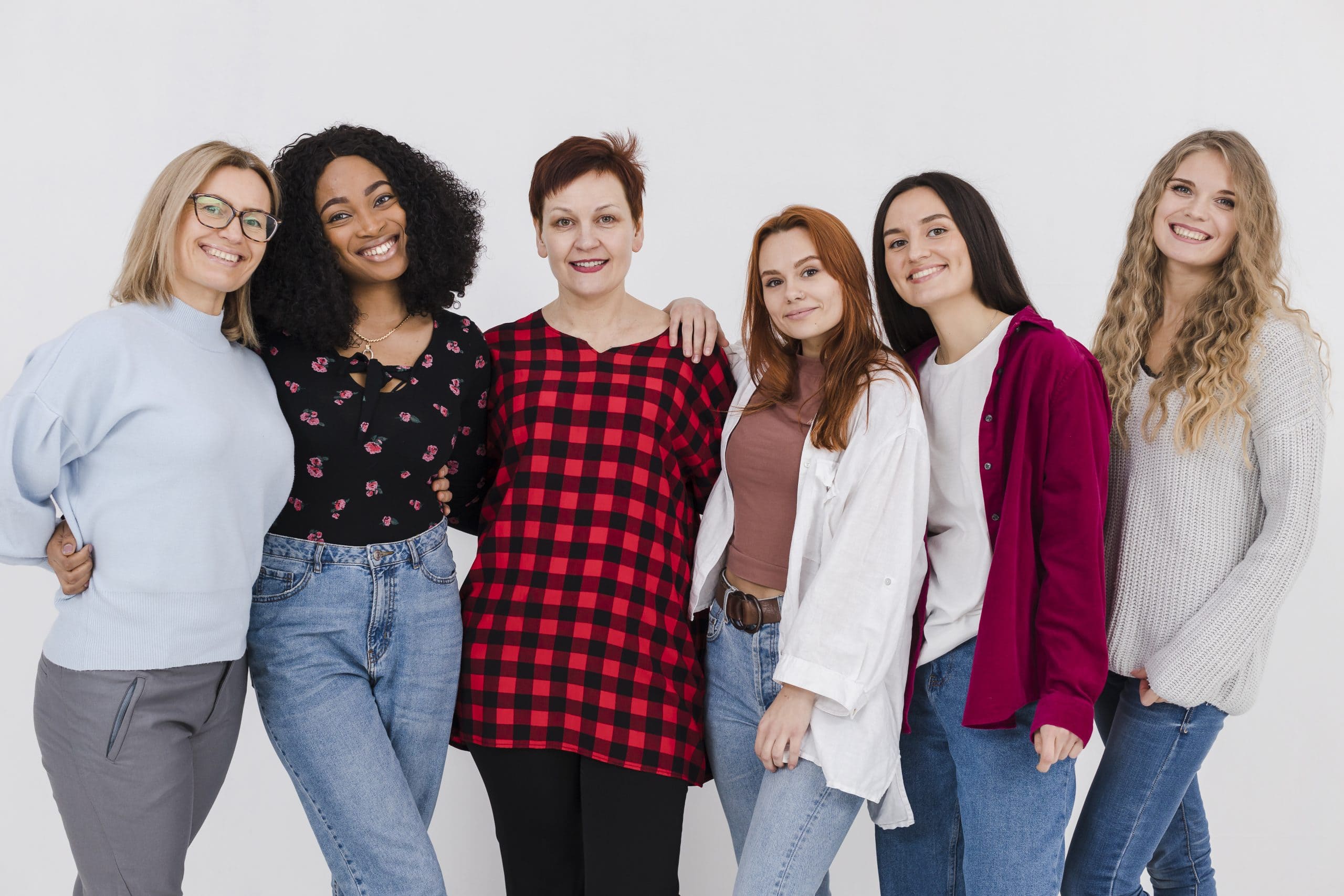grupo-mujeres-posando-juntos